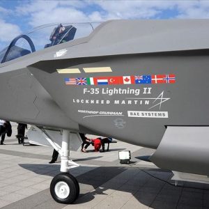 Türkiye–U.S. F-35 negotiations symbolized by fighter jet on tarmac